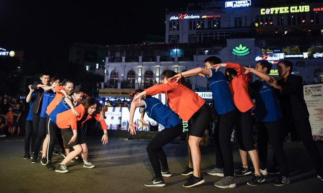 Giới trẻ h&agrave;o hứng phi&ecirc;u &acirc;m nhạc tại street show, đua nhau &ldquo;săn v&eacute;&rdquo; đến MMF by Tuborg 2017 - Ảnh 5.