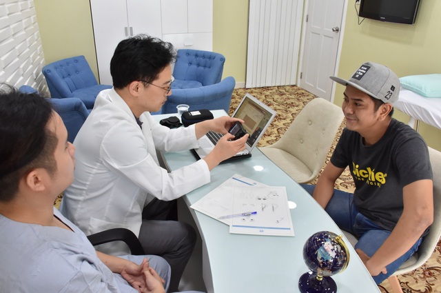 Diễn vi&ecirc;n H&ugrave;ng Thuận n&acirc;ng mũi cấu tr&uacute;c tại bệnh viện Ngọc Ph&uacute; - Ảnh 2.
