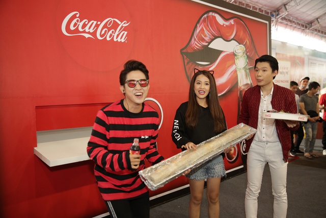 Hàng nghìn bạn trẻ ăn uống hả hê tại lễ hội ẩm thực đường phố Coca-Cola - Ảnh 1.