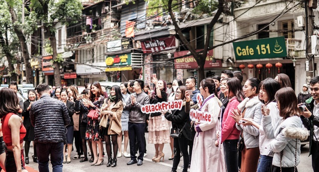 Nhìn lại ngày Black Friday tại Hà Nội: Tắc nghẽn khu Triệu Việt Vương vì Junhee Beauty Center - Ảnh 2.