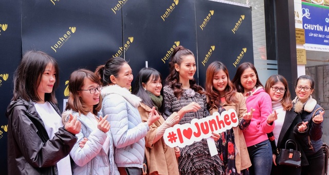 Nhìn lại ngày Black Friday tại Hà Nội: Tắc nghẽn khu Triệu Việt Vương vì Junhee Beauty Center - Ảnh 5.