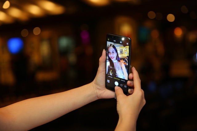 Trải nghiệm smartphone selfie đỉnh Vivo V7 - Ảnh 2.