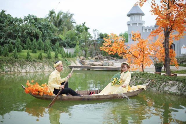 Xốn xang với những bộ h&igrave;nh cưới vượt thời gian, xuy&ecirc;n kh&ocirc;ng gian ở phim trường s&aacute;t v&aacute;ch S&agrave;i G&ograve;n - Ảnh 1.