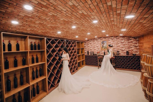 Xốn xang với những bộ h&igrave;nh cưới vượt thời gian, xuy&ecirc;n kh&ocirc;ng gian ở phim trường s&aacute;t v&aacute;ch S&agrave;i G&ograve;n - Ảnh 4.