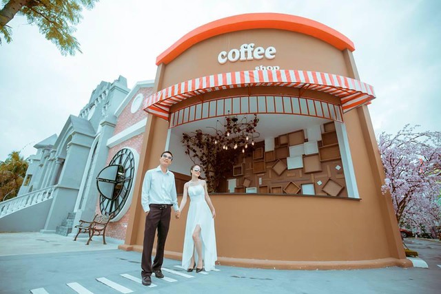 Xốn xang với những bộ h&igrave;nh cưới vượt thời gian, xuy&ecirc;n kh&ocirc;ng gian ở phim trường s&aacute;t v&aacute;ch S&agrave;i G&ograve;n - Ảnh 8.