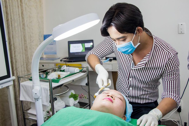 Thầy Phến bỏ c&ocirc; gi&aacute;o T&acirc;m đi dạy nghề thẩm mỹ - Ảnh 1.