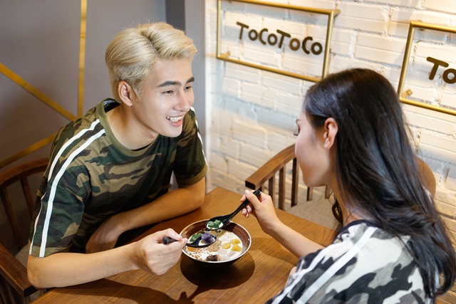Chen ch&acirc;n thưởng thức tr&agrave; sữa đ&uacute;ng điệu, chỉ 9k/ly tại TocoToco Trần Duy Hưng (H&agrave; Nội) - Ảnh 3.