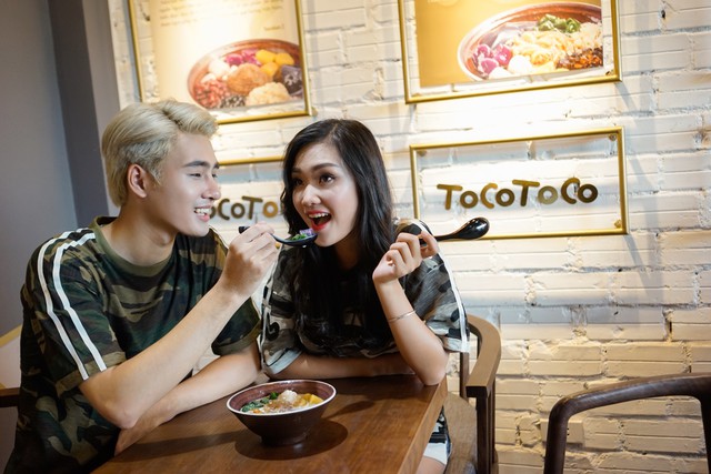 Chen ch&acirc;n thưởng thức tr&agrave; sữa đ&uacute;ng điệu, chỉ 9k/ly tại TocoToco Trần Duy Hưng (H&agrave; Nội) - Ảnh 4.
