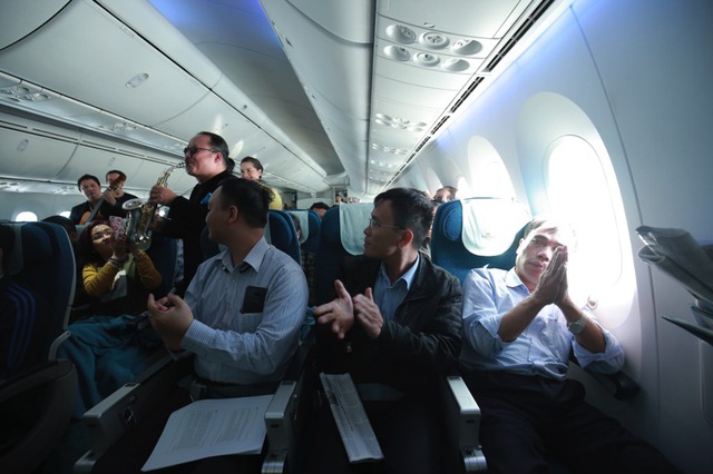 Vietnam Airlines tổ chức sự kiện đặc biệt ch&agrave;o đ&oacute;n h&agrave;nh kh&aacute;ch thứ 200 triệu - Ảnh 2.
