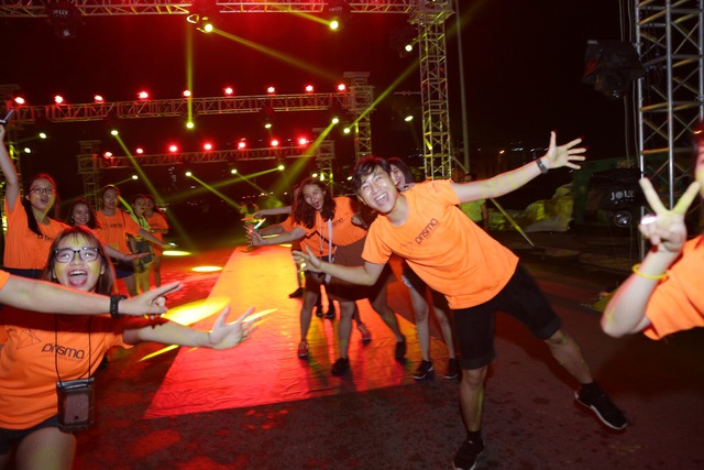 H&agrave;ng ngh&igrave;n bạn trẻ đốt ch&aacute;y m&agrave;n đ&ecirc;m c&ugrave;ng đường chạy PRISMA 2017 - Ảnh 7.