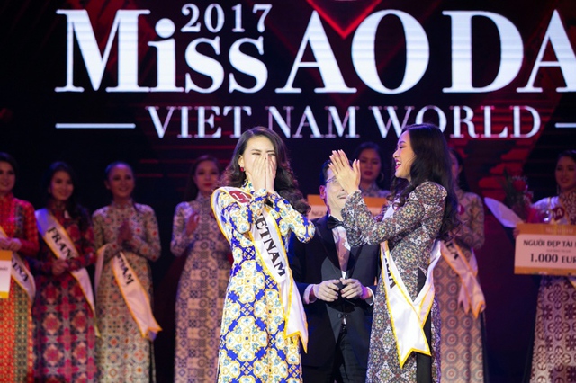 Đang thi Hoa hậu Hoàn vũ VN, Bùi Quỳnh Hoa bất ngờ đăng quang “Miss Áo Dài Việt Nam World” - Ảnh 1.