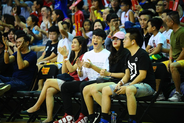 Harry Lu cổ vũ cho Saigon Heat cực sung trong trận ra quân tại ABL 2017 – 2018 - Ảnh 2.