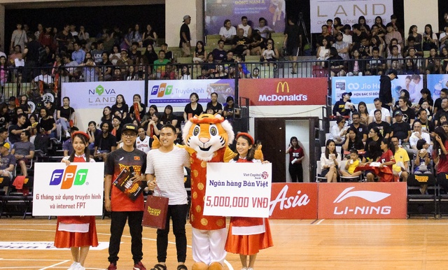 Harry Lu cổ vũ cho Saigon Heat cực sung trong trận ra quân tại ABL 2017 – 2018 - Ảnh 10.