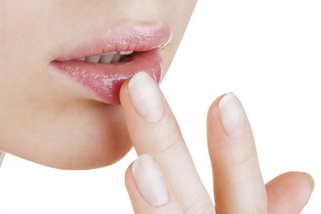 5 tips đơn giản cho m&ocirc;i chuẩn xinh m&ugrave;a đ&ocirc;ng - Ảnh 2.