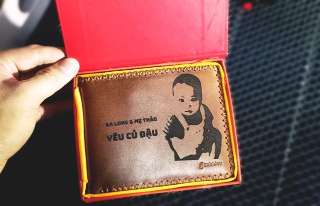 Hãy đem chiếc ví da của bạn đến BABIDAY để được khắc (in) bất cứ thứ gì bạn muốn miễn phí - Ảnh 3.