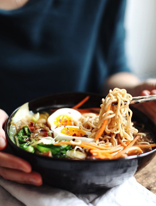 M&igrave; ăn liền - M&oacute;n ăn thần th&aacute;nh gắn liền với thời thanh xu&acirc;n của biết bao thế hệ - Ảnh 4.
