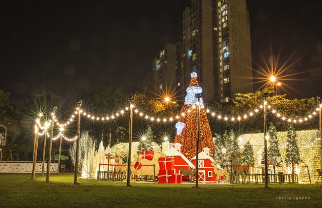 Giáng sinh tuyết trắng cùng ông già Noel lớn nhất Việt Nam tại Ecopark - Ảnh 1.