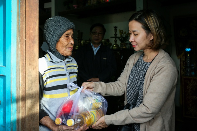 Phương Ly nghẹn ngào thăm hỏi, trao quà từ thiện cho người dân Khánh Hoà - Ảnh 10.