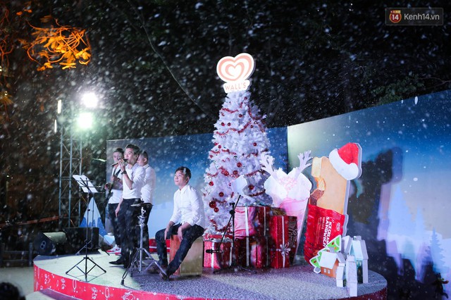 Gi&aacute;ng sinh về, c&aacute;c cặp đ&ocirc;i đồng loạt sưởi ấm cho nhau ở ch&acirc;u &Acirc;u giữa l&ograve;ng H&agrave; Nội - Ảnh 25.