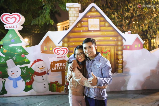 Gi&aacute;ng sinh về, c&aacute;c cặp đ&ocirc;i đồng loạt sưởi ấm cho nhau ở ch&acirc;u &Acirc;u giữa l&ograve;ng H&agrave; Nội - Ảnh 29.