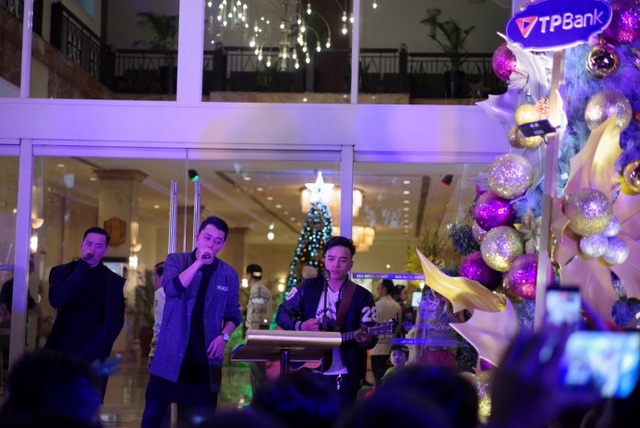 Gi&aacute;ng sinh c&ugrave;ng &acirc;m nhạc, &aacute;nh s&aacute;ng v&agrave; &ocirc;ng gi&agrave; Noel phi&ecirc;n bản đời thật tại phố đi bộ Nguyễn Huệ - Ảnh 4.