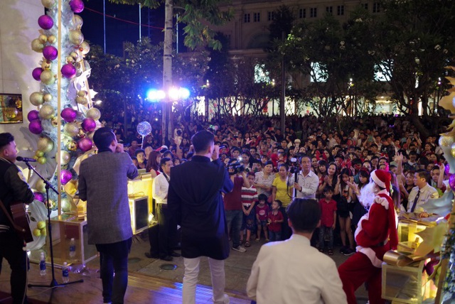 Giáng sinh cùng âm nhạc, ánh sáng và ông già Noel phiên bản đời thật tại phố đi bộ Nguyễn Huệ - Ảnh 5.