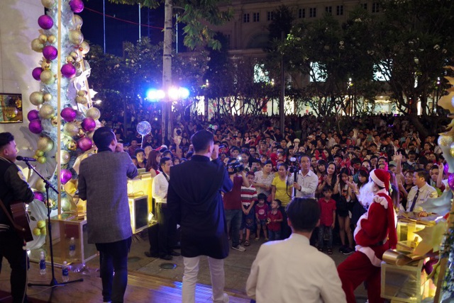 Gi&aacute;ng sinh c&ugrave;ng &acirc;m nhạc, &aacute;nh s&aacute;ng v&agrave; &ocirc;ng gi&agrave; Noel phi&ecirc;n bản đời thật tại phố đi bộ Nguyễn Huệ - Ảnh 5.