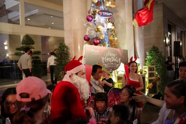 Giáng sinh cùng âm nhạc, ánh sáng và ông già Noel phiên bản đời thật tại phố đi bộ Nguyễn Huệ - Ảnh 6.