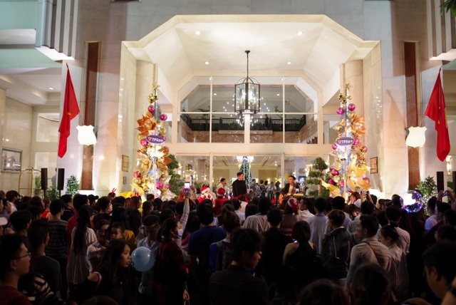 Gi&aacute;ng sinh c&ugrave;ng &acirc;m nhạc, &aacute;nh s&aacute;ng v&agrave; &ocirc;ng gi&agrave; Noel phi&ecirc;n bản đời thật tại phố đi bộ Nguyễn Huệ - Ảnh 9.