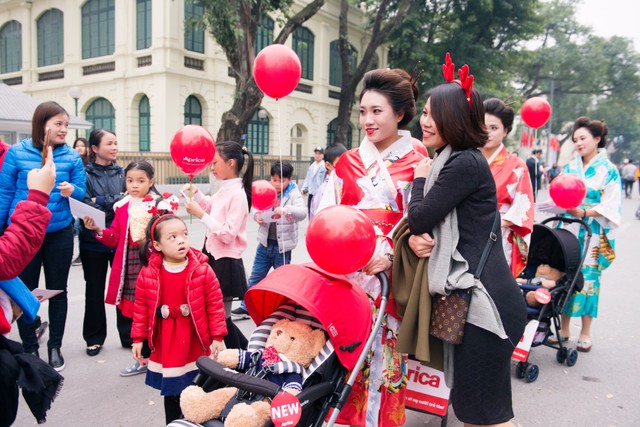 Bất ngờ với h&igrave;nh ảnh c&aacute;c Geisha xuất hiện ở phố đi bộ cuối tuần qua - Ảnh 6.
