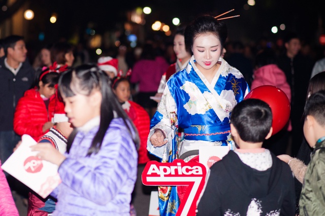 Bất ngờ với h&igrave;nh ảnh c&aacute;c Geisha xuất hiện ở phố đi bộ cuối tuần qua - Ảnh 14.