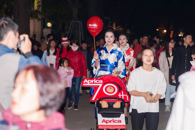 Bất ngờ với h&igrave;nh ảnh c&aacute;c Geisha xuất hiện ở phố đi bộ cuối tuần qua - Ảnh 15.