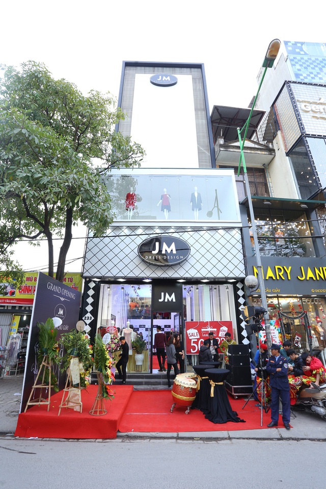 Mặc thời tiết giá lạnh, hàng trăm bạn trẻ chen chúc trong buổi khai trương cửa hàng thời trang tại Hà Nội - Ảnh 1.