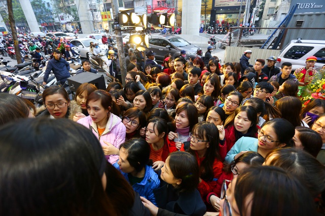 Mặc thời tiết giá lạnh, hàng trăm bạn trẻ chen chúc trong buổi khai trương cửa hàng thời trang tại Hà Nội - Ảnh 2.