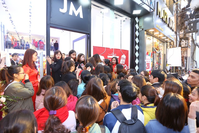 Mặc thời tiết giá lạnh, hàng trăm bạn trẻ chen chúc trong buổi khai trương cửa hàng thời trang tại Hà Nội - Ảnh 3.