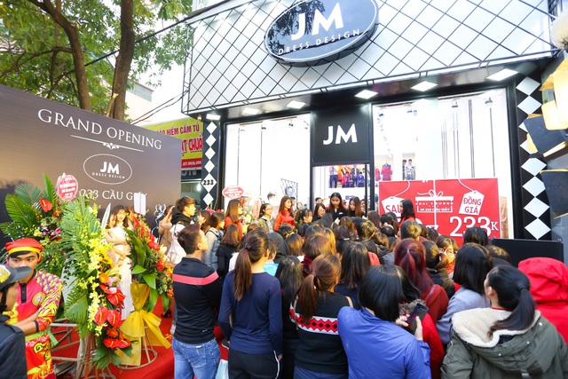 Mặc thời tiết giá lạnh, hàng trăm bạn trẻ chen chúc trong buổi khai trương cửa hàng thời trang tại Hà Nội - Ảnh 4.