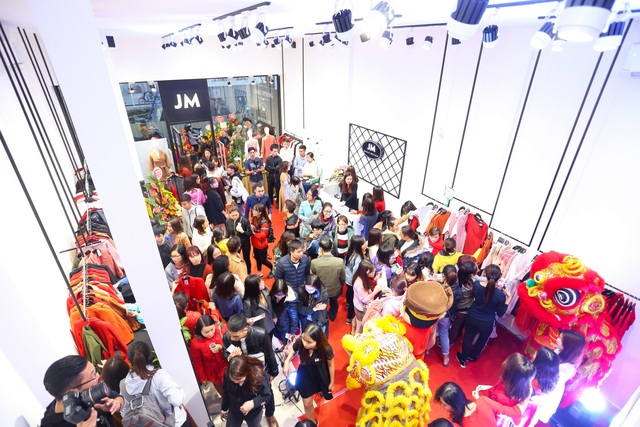 Mặc thời tiết giá lạnh, hàng trăm bạn trẻ chen chúc trong buổi khai trương cửa hàng thời trang tại Hà Nội - Ảnh 5.
