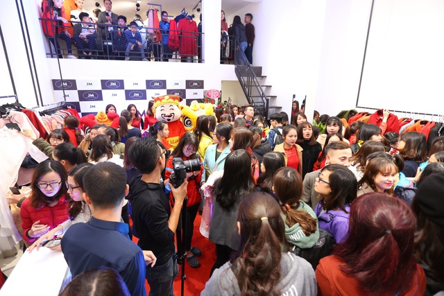 Mặc thời tiết giá lạnh, hàng trăm bạn trẻ chen chúc trong buổi khai trương cửa hàng thời trang tại Hà Nội - Ảnh 6.
