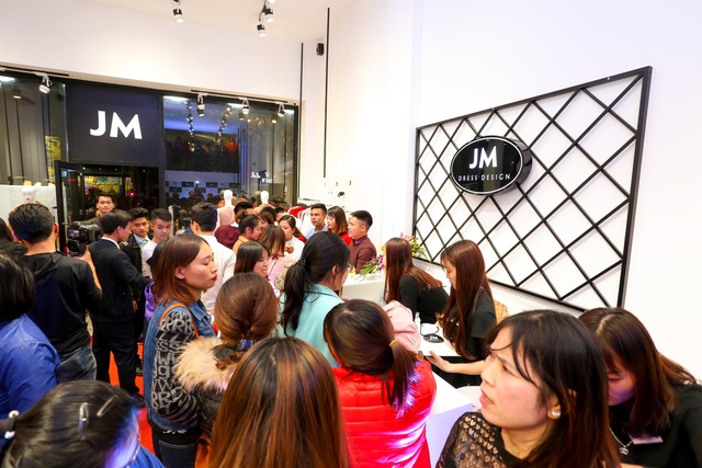 Mặc thời tiết giá lạnh, hàng trăm bạn trẻ chen chúc trong buổi khai trương cửa hàng thời trang tại Hà Nội - Ảnh 9.
