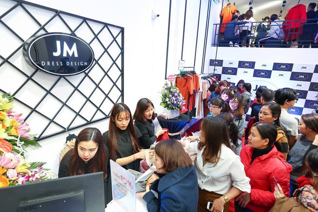 Mặc thời tiết giá lạnh, hàng trăm bạn trẻ chen chúc trong buổi khai trương cửa hàng thời trang tại Hà Nội - Ảnh 10.