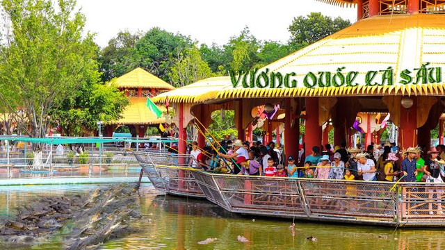 Ch&agrave;o đ&oacute;n năm mới ngập tr&agrave;n niềm vui tại KDL Suối Ti&ecirc;n - Ảnh 9.