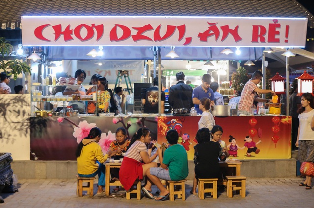 Món ngon hội tụ tại phố ẩm thực ở Nam Sài Gòn - Ảnh 1.