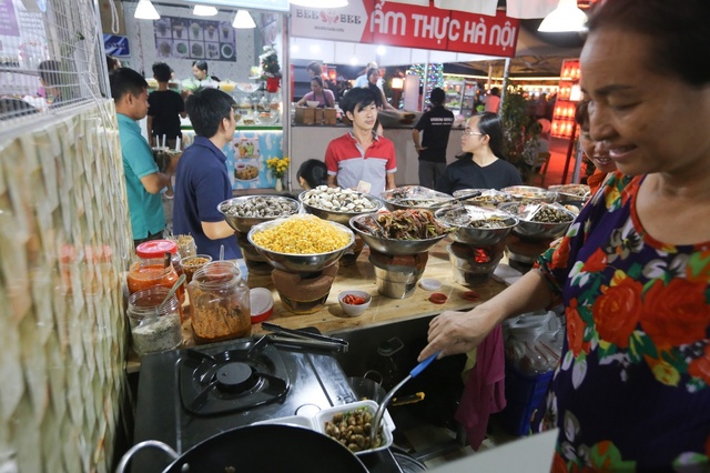 Món ngon hội tụ tại phố ẩm thực ở Nam Sài Gòn - Ảnh 2.