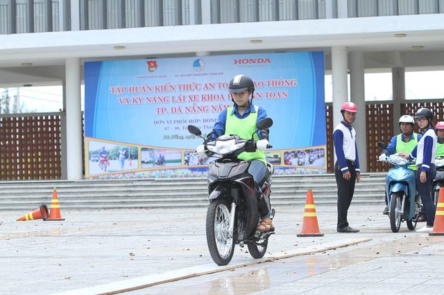 Đẩy mạnh tuyên truyền, nâng cao ý thức tham gia giao thông của các bạn trẻ - Ảnh 1.