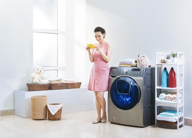Bạn chỉ cần dọn nhà đón Tết quần áo bẩn khó giặt đã có có máy giặt Samsung AddWash - Ảnh 4.