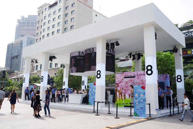Tấp nập người dân trong lẫn ngoài nước đến tham quan khu vực trải nghiệm Samsung Galaxy Note8 tại phố đi bộ Nguyễn Huệ - Ảnh 1.