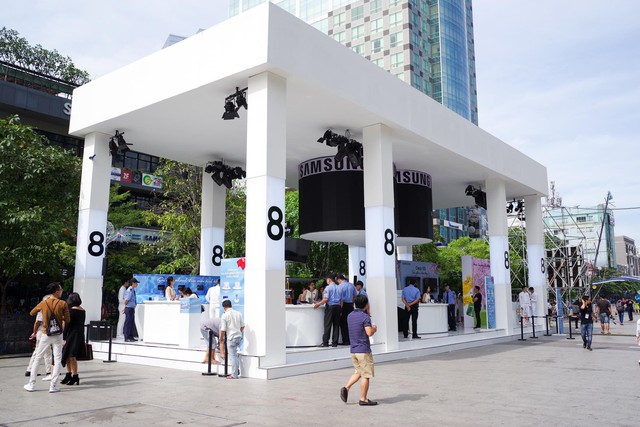 Tấp nập người dân trong lẫn ngoài nước đến tham quan khu vực trải nghiệm Samsung Galaxy Note8 tại phố đi bộ Nguyễn Huệ - Ảnh 2.