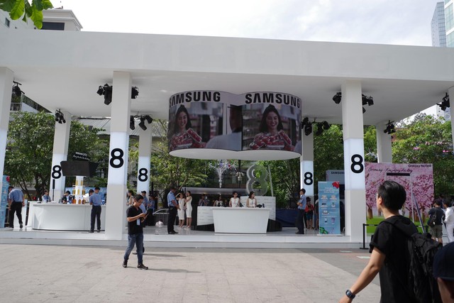 Tấp nập người dân trong lẫn ngoài nước đến tham quan khu vực trải nghiệm Samsung Galaxy Note8 tại phố đi bộ Nguyễn Huệ - Ảnh 3.