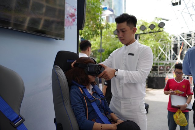 Tấp nập người dân trong lẫn ngoài nước đến tham quan khu vực trải nghiệm Samsung Galaxy Note8 tại phố đi bộ Nguyễn Huệ - Ảnh 4.