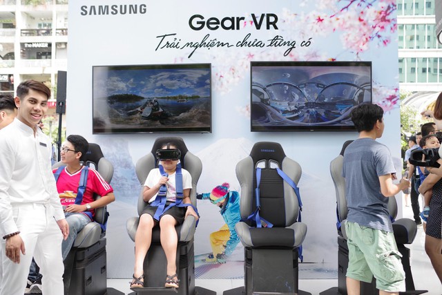 Tấp nập người dân trong lẫn ngoài nước đến tham quan khu vực trải nghiệm Samsung Galaxy Note8 tại phố đi bộ Nguyễn Huệ - Ảnh 5.